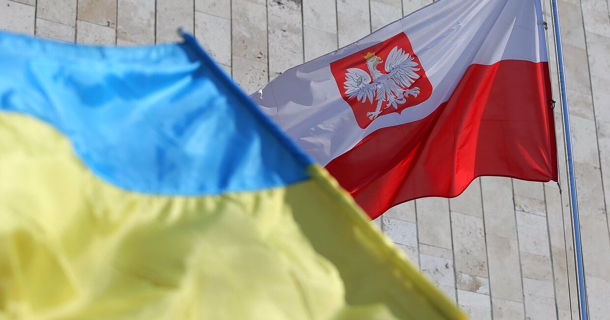Государственные флаги Украины и Польши у посольства Польши в Киеве.