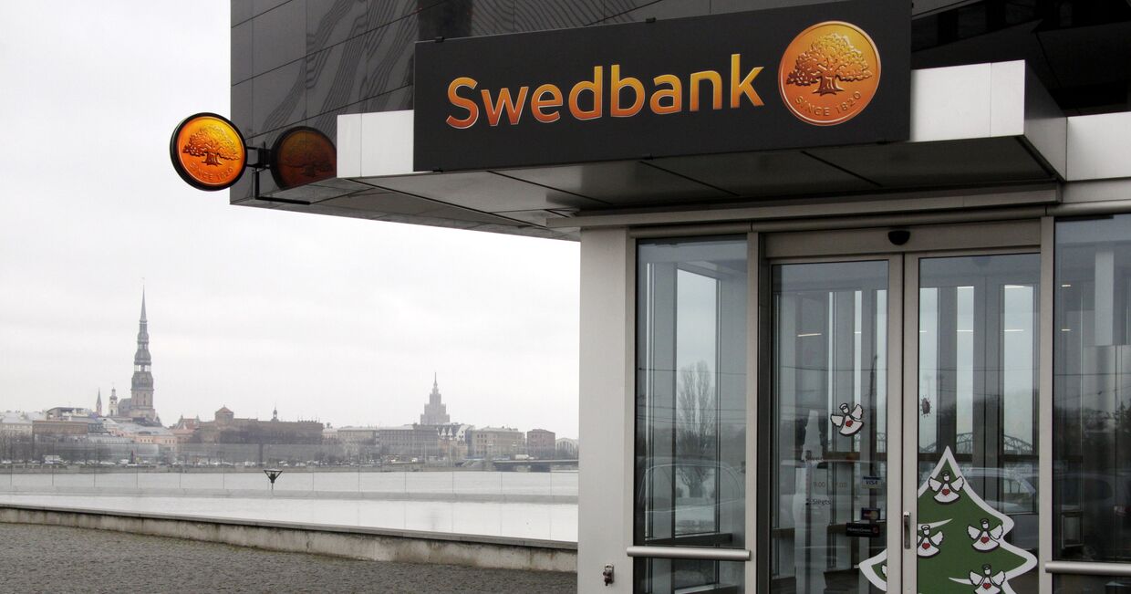 Вкладчики Swedbank активно снимают деньги в банкоматах