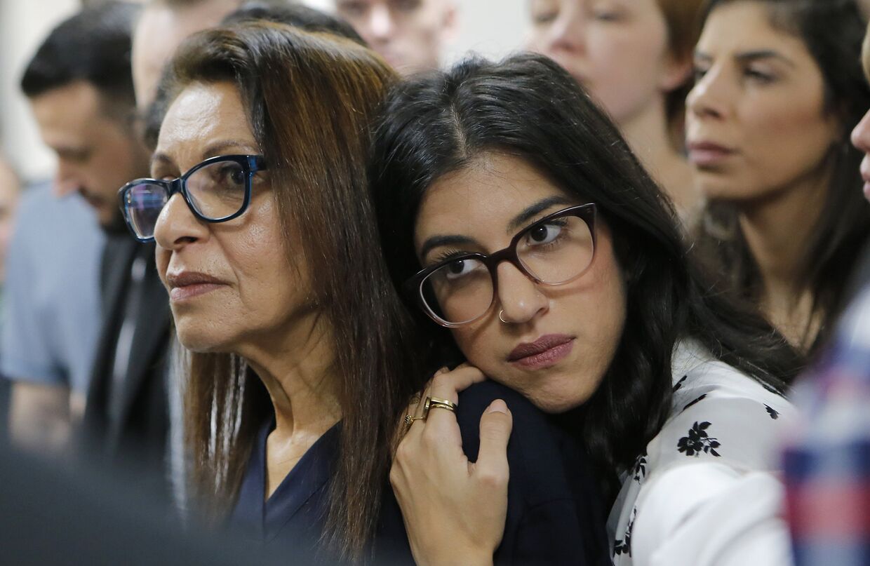 Мать Наамы Иссахара Яффа Иссахар и сестра Лиад Голдберг в зале суда в Москве