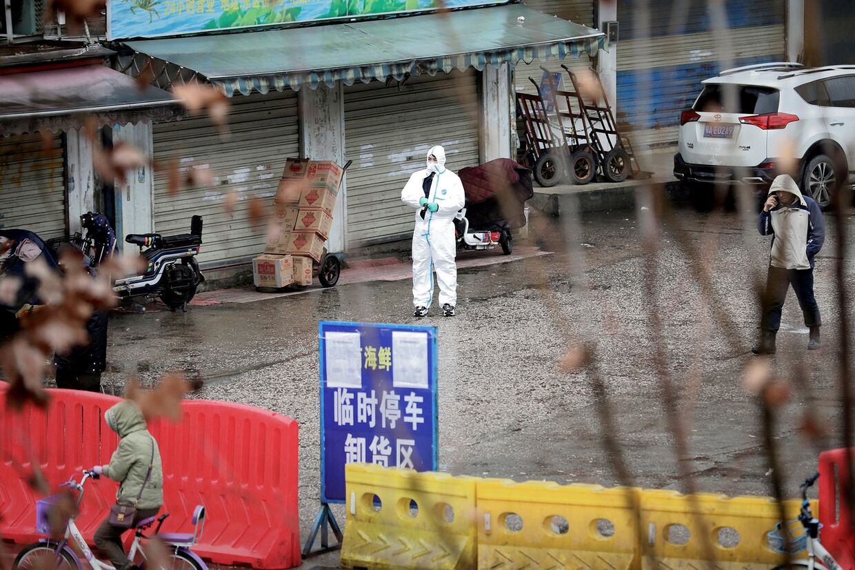 Рынок морепродуктов, связанный со вспышкой пневмонии, вызванной новым штаммом коронавируса в Ухане, провинция Хубэй, Китай