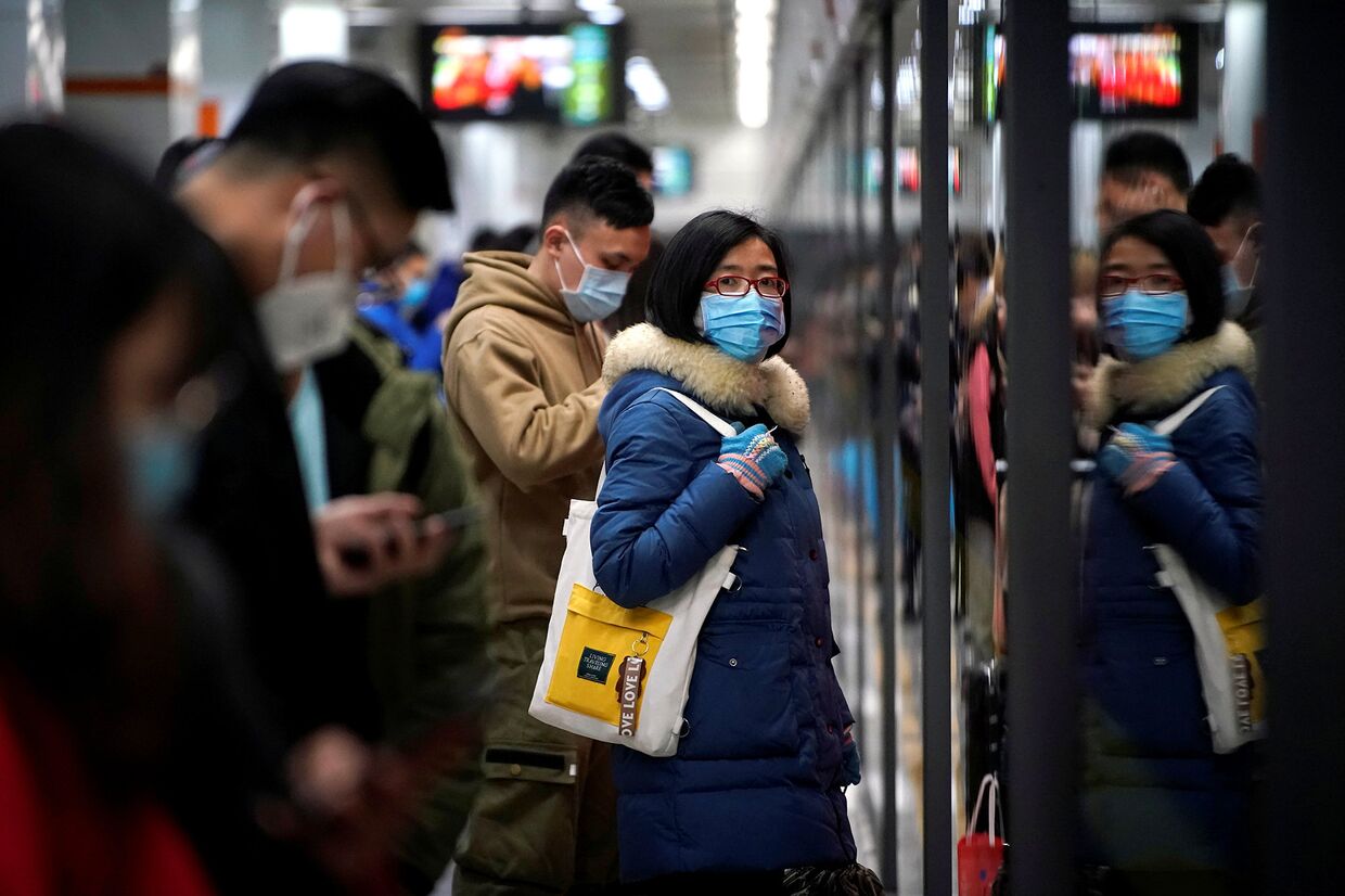 Пассажиры метро в Шанхае, Китай