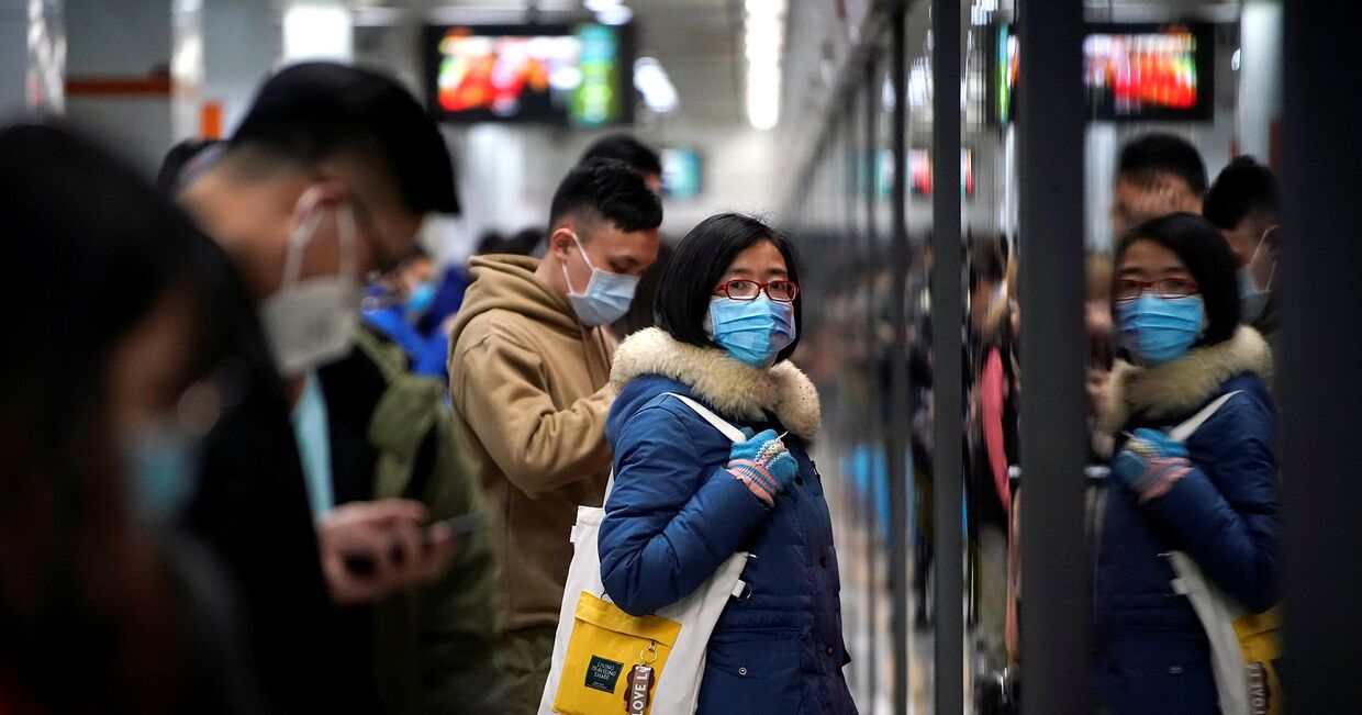 Пассажиры метро в Шанхае, Китай