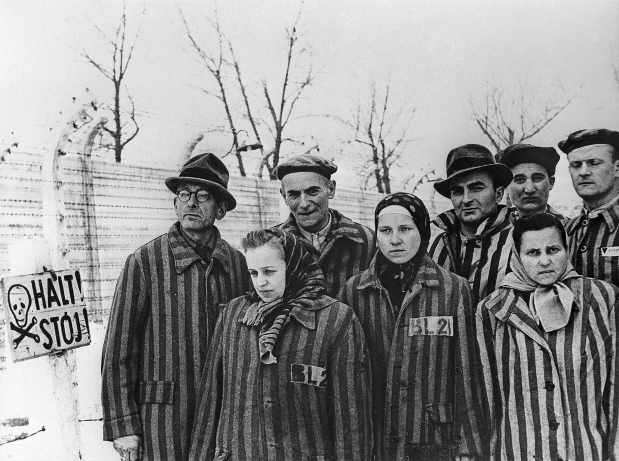Узники концентрационного лагеря Освенцим перед освобождением Советской Армией
