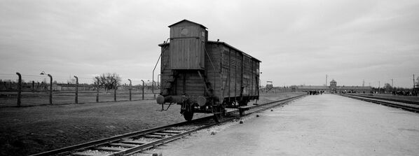 Вагон на железнодорожных путях на подъезде к Освенциму