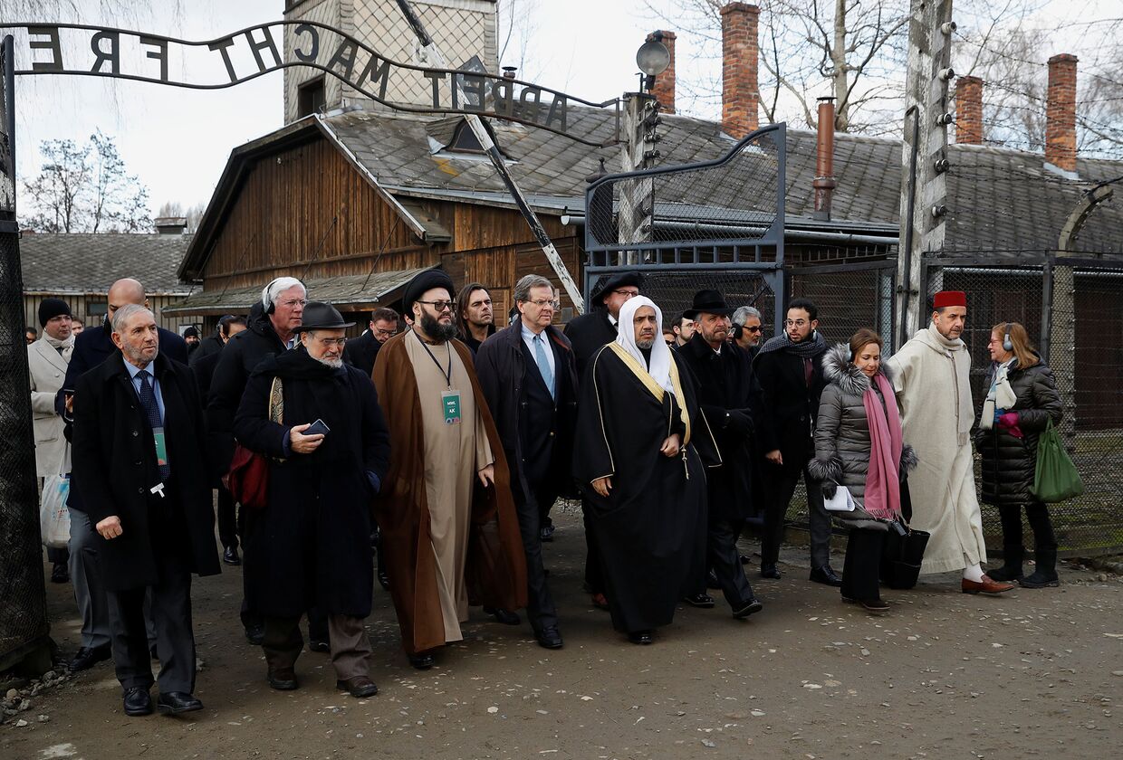 Генеральный секретарь Всемирной исламской лиги Мухаммед аль-Исса во главе делегации влиятельных мусульманских религиозных лидеров во время посещения Освенцима