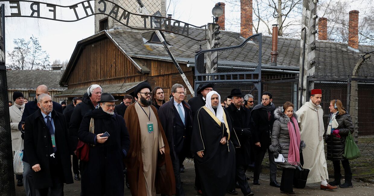Генеральный секретарь Всемирной исламской лиги Мухаммед аль-Исса во главе делегации влиятельных мусульманских религиозных лидеров во время посещения Освенцима
