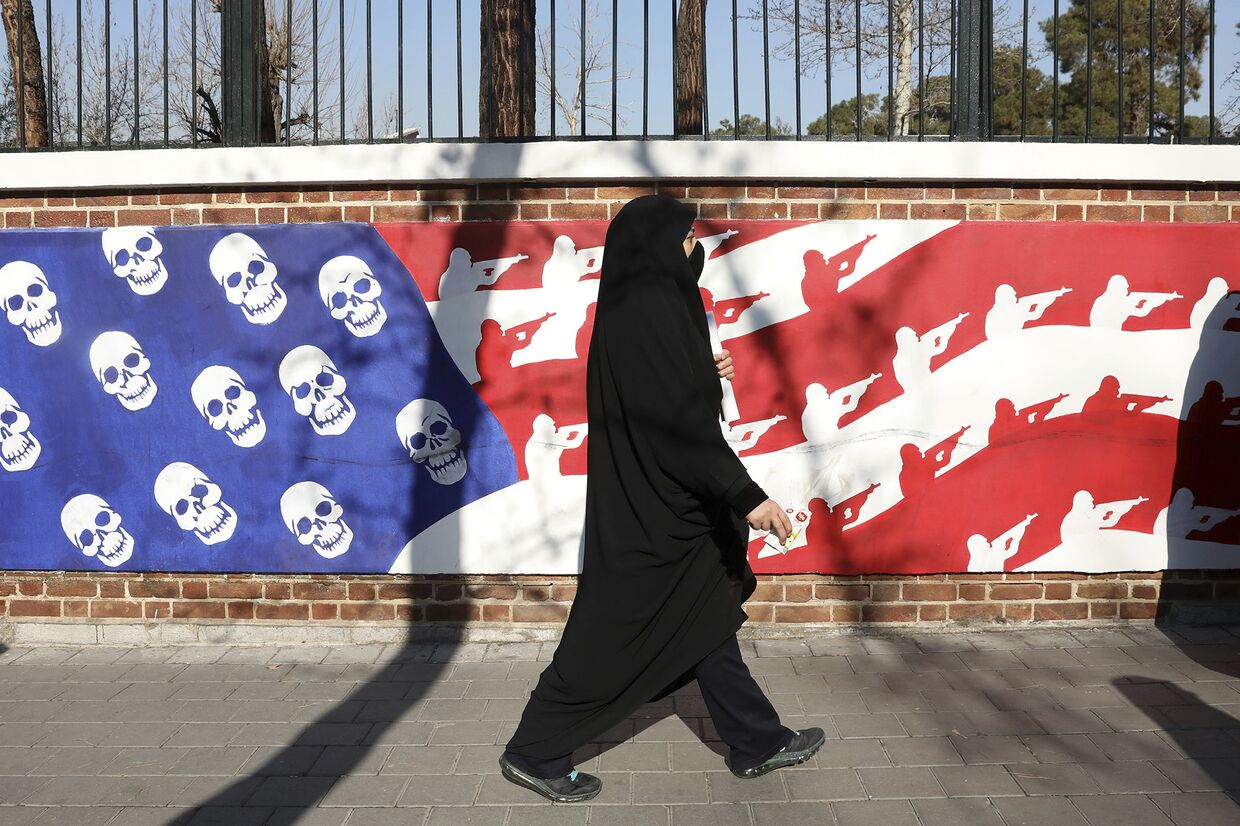 Граффити перед бывшим посольством США в Тегеране