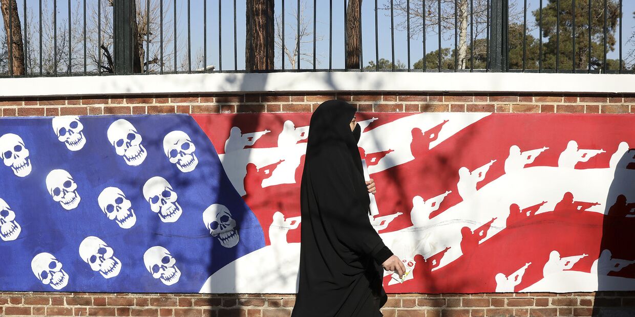 Граффити перед бывшим посольством США в Тегеране