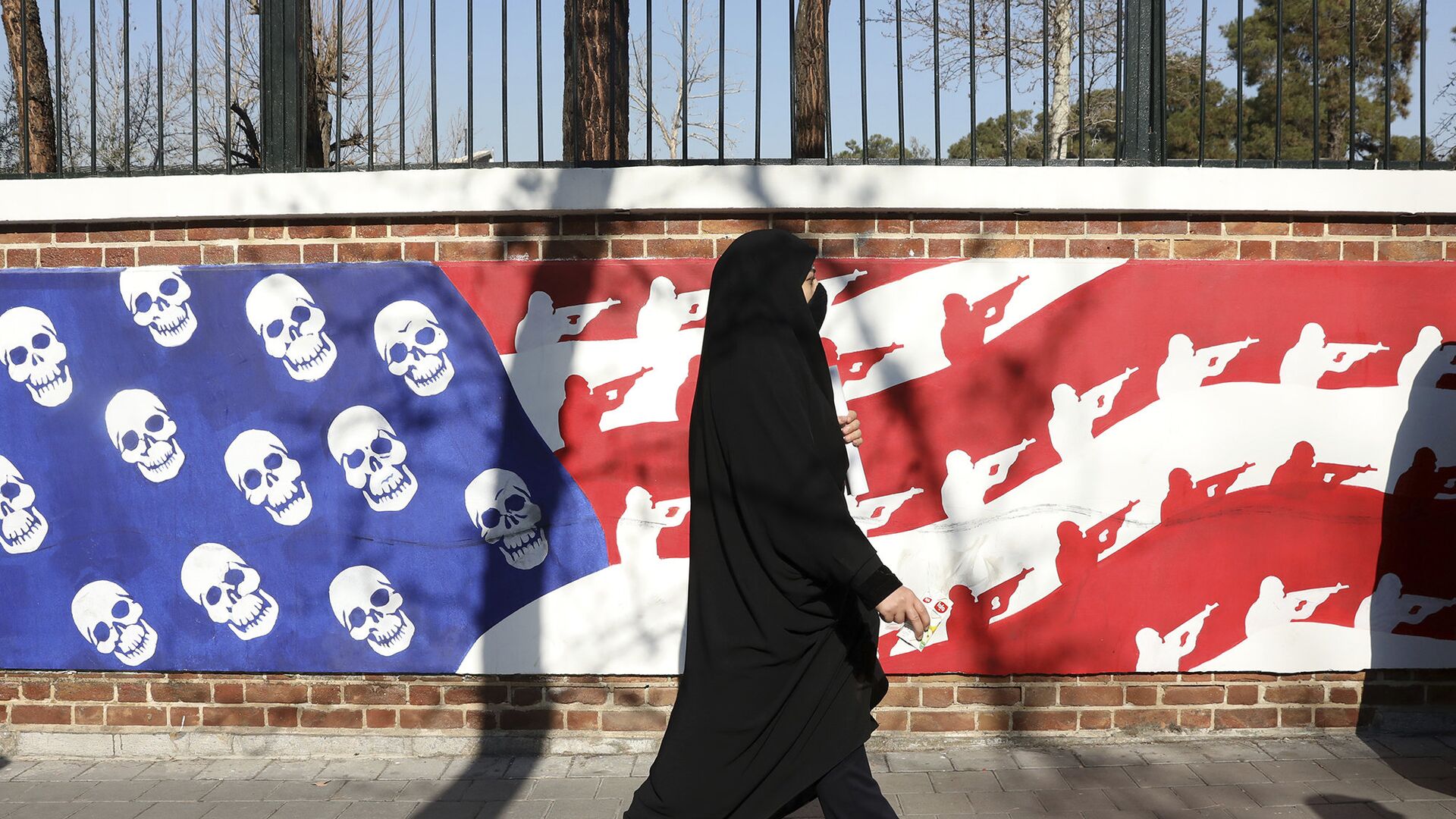 Граффити перед бывшим посольством США в Тегеране - ИноСМИ, 1920, 25.01.2024