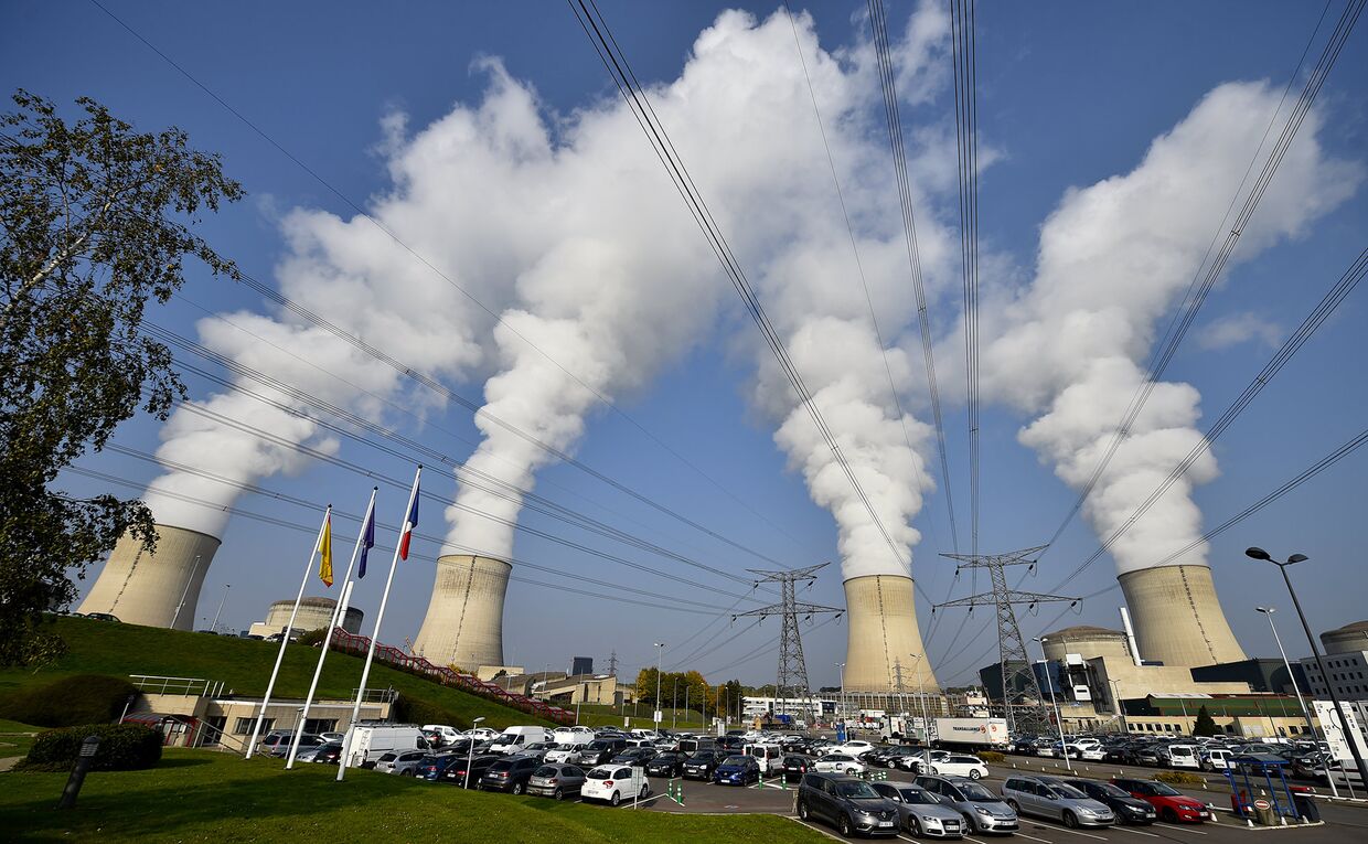 Трубы атомной электростанции в Каттеноме, Франция