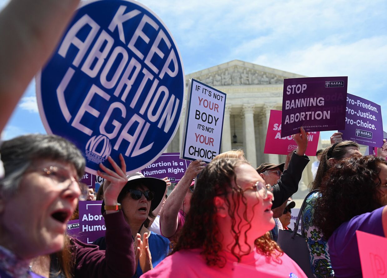 Участники митинга против запрета абортов в Вашингтоне