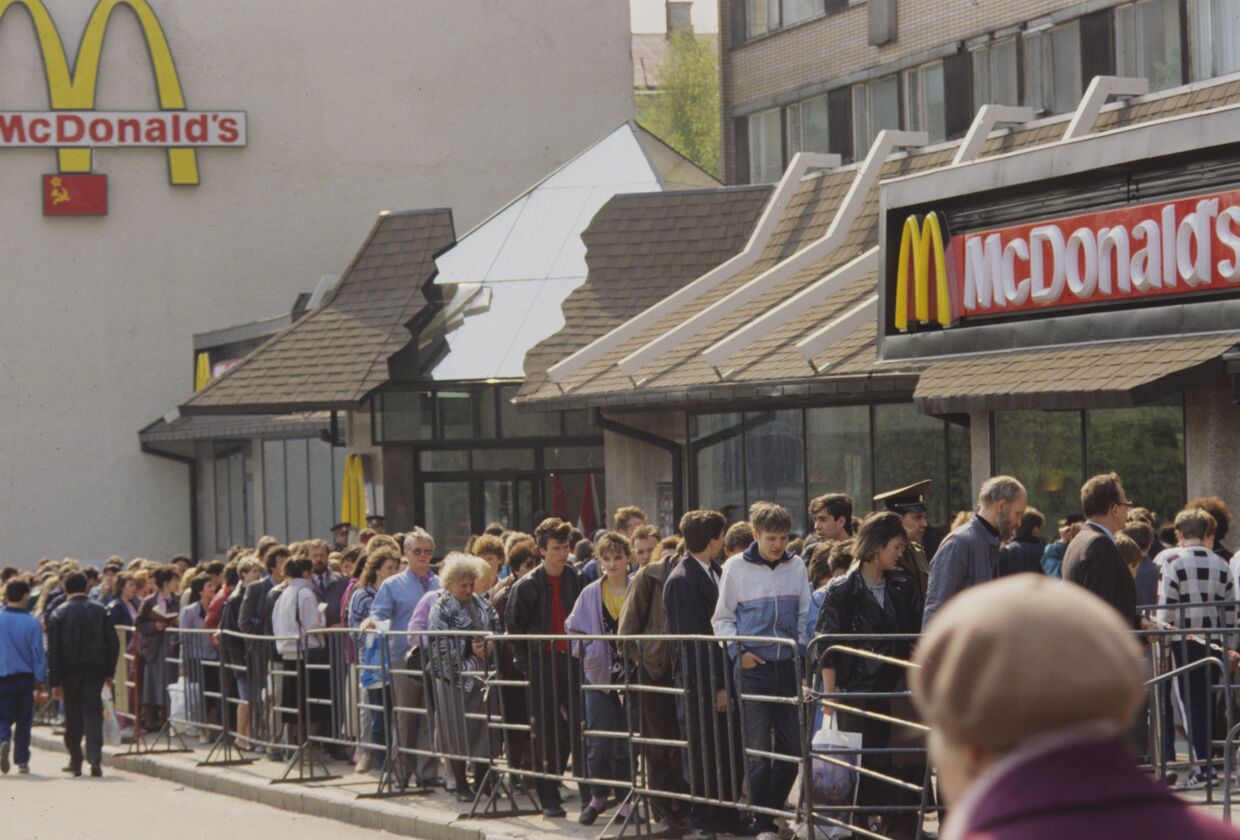 Очередь в ресторан Макдоналдс на Пушкинской площади в Москве. Открылся 31 января 1990 года.