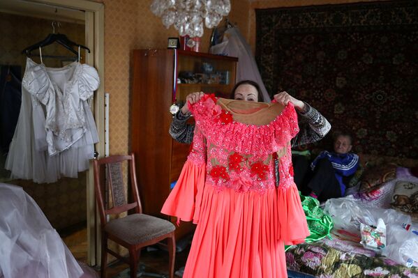 Майя Качина и Лев Китаев демонстрируют костюмы у себя дома