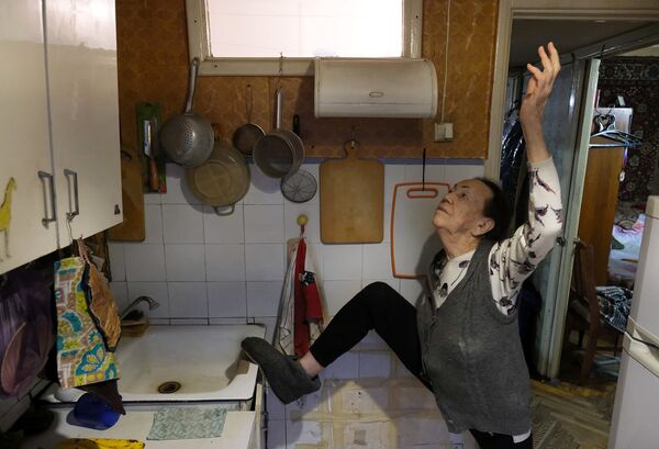Майя Качина делает упражнения на кухне у себя дома