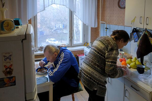 Майя Качина и Лев Китаев обедают на кухне