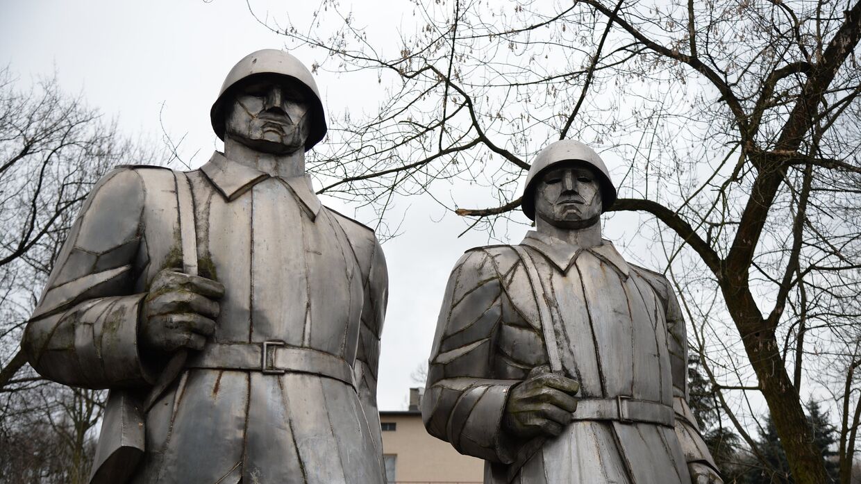 Памятник воинам, павшим в боях за освобождение города Домброва-Гурнича, Польша