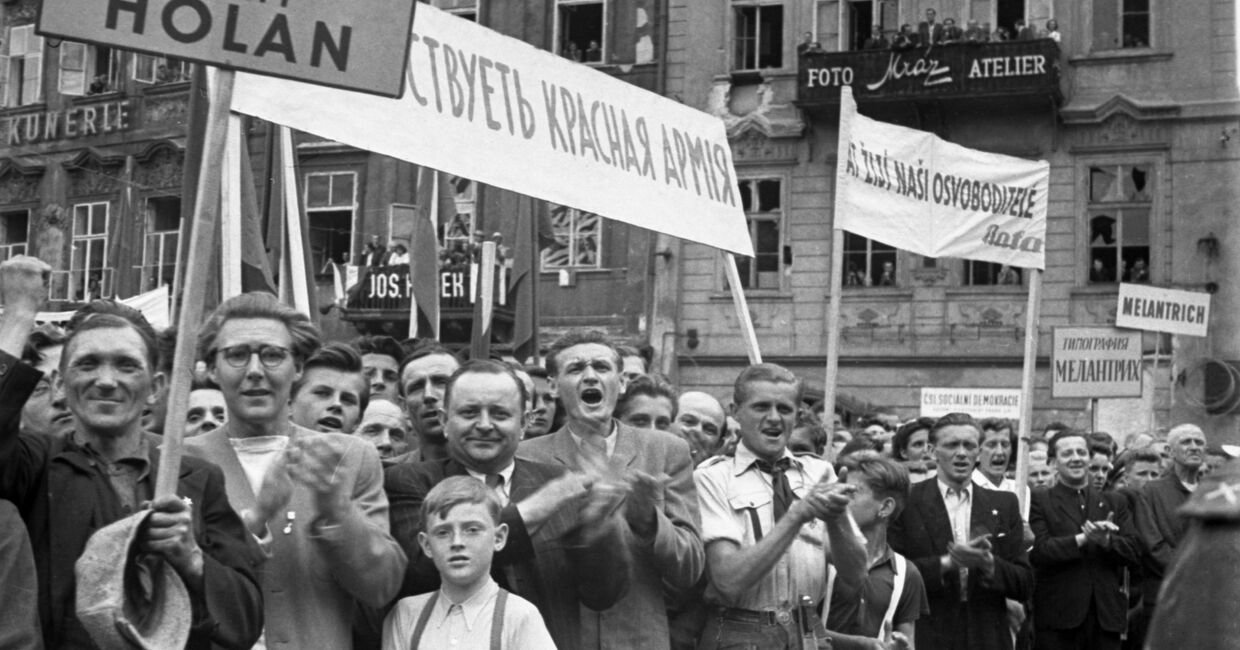 Жители освобожденной от гитлеровцев Праги на митинге дружбы в честь советских воинов-освободителей и победы в войне с фашистской Германией.