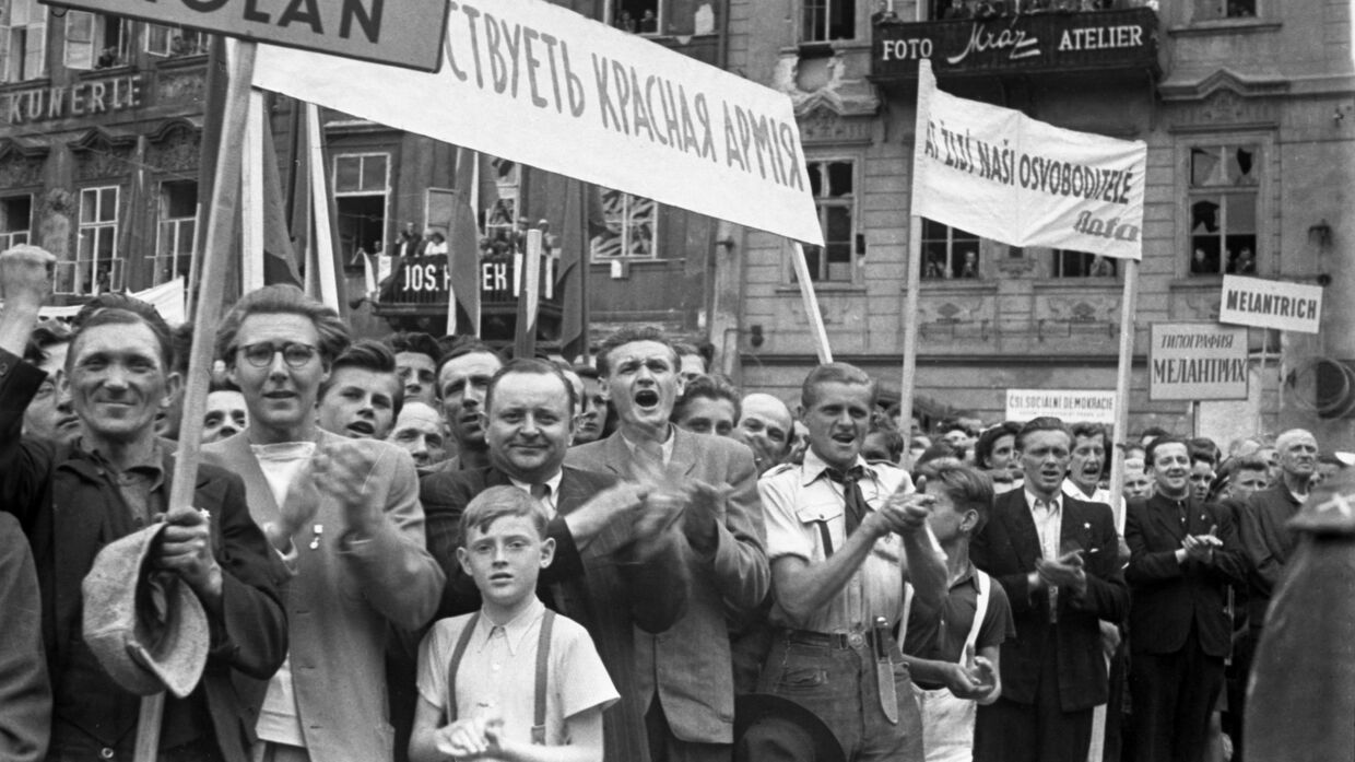 Жители освобожденной от гитлеровцев Праги на митинге дружбы в честь советских воинов-освободителей и победы в войне с фашистской Германией.