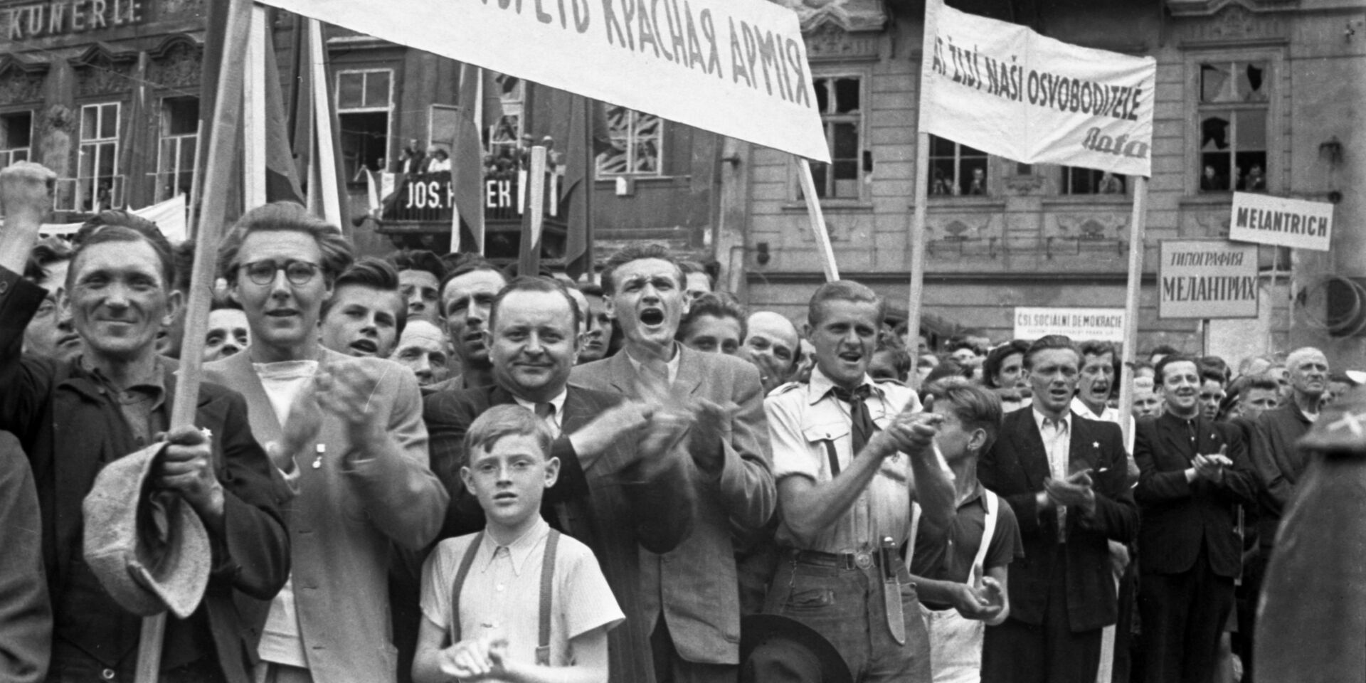 Жители освобожденной от гитлеровцев Праги на митинге дружбы в честь советских воинов-освободителей и победы в войне с фашистской Германией. - ИноСМИ, 1920, 10.05.2021