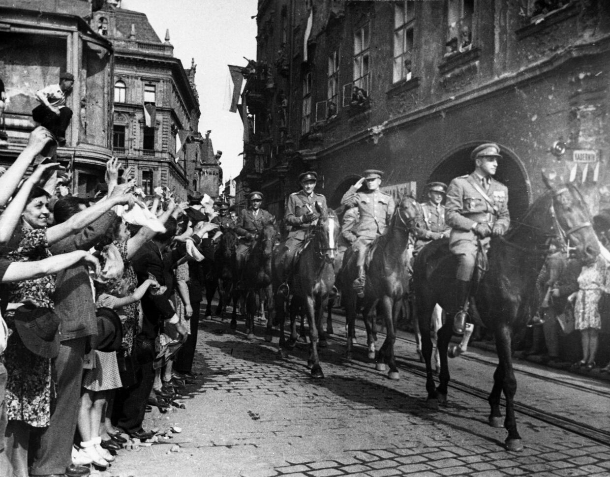 Население Праги встречает воинов Чехословацкого корпуса.