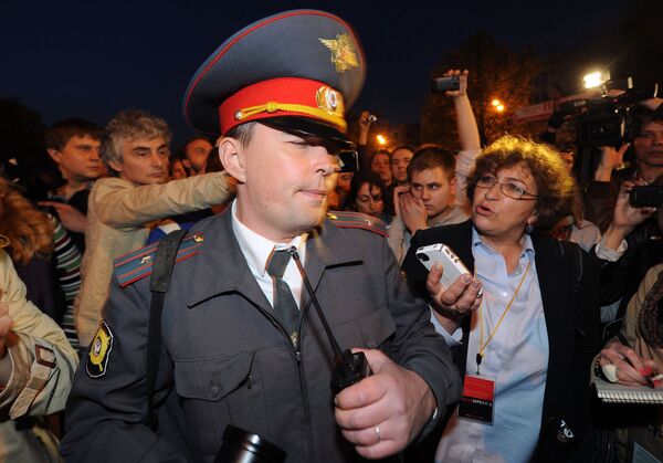 Журналист Евгения Альбац задает вопросы сотруднику полиции Журналист Евгения Альбац задает вопросы сотруднику полиции