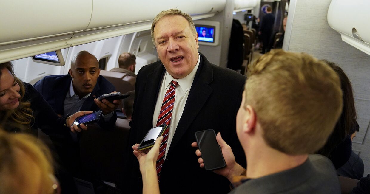 Госсекретарь США Майк Помпео беседует с журналистами на борту самолета, летящего в Лондон