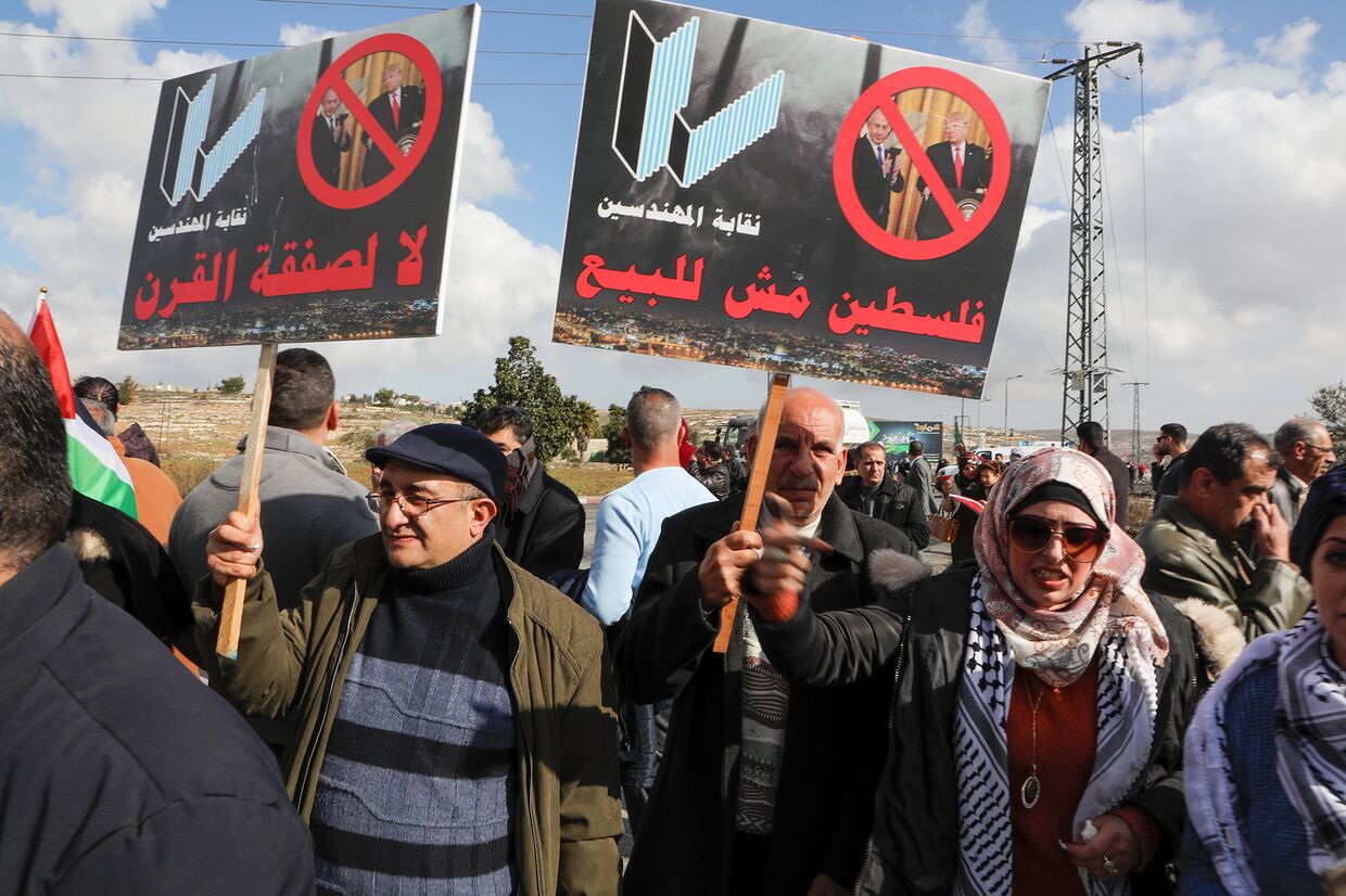 Участники акции протеста против мирного плана Трампа в Бейт-Эль
