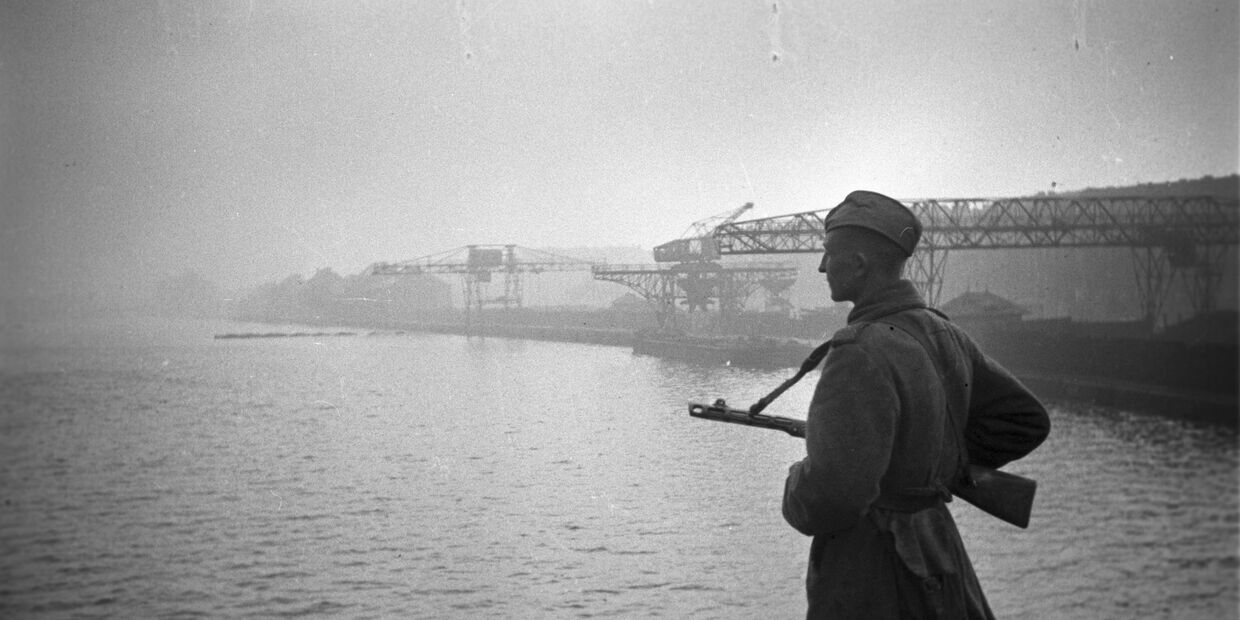 Советский часовой на мосту через реку Эльбу. Город Магдебург. Апрель 1945 года.