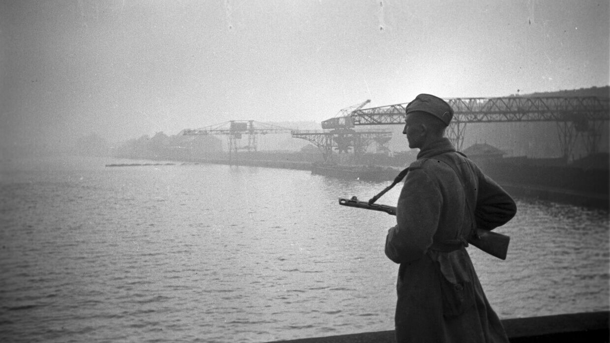 Советский часовой на мосту через реку Эльбу. Город Магдебург. Апрель 1945 года.