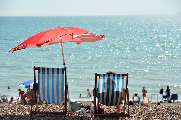 Отдыхающие на пляже в Великобритании
