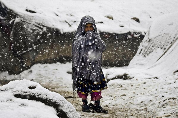 Афганская девочка в лагере беженцев в Кабуле