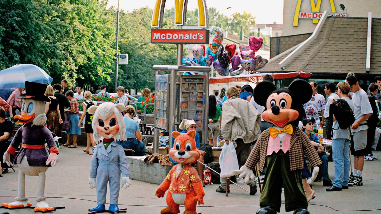 Персонажи американских мультфильмов у входа в кафе «Макдональдс» на Пушкинской площади