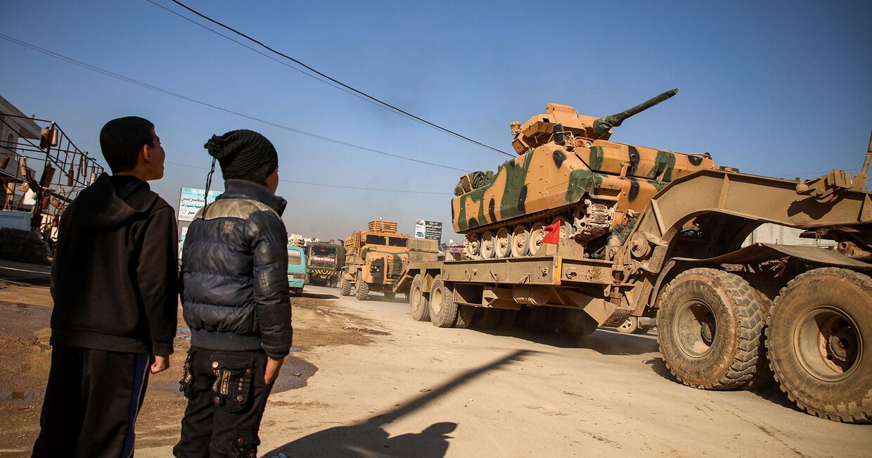 Колонна турецкой военной техники в городе Дана, недалеко от сирийской провинции Идлиб