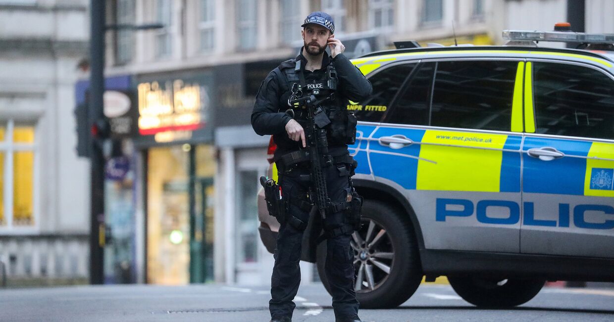 Полицейский на месте теракта в Стритхэме, Великобритания