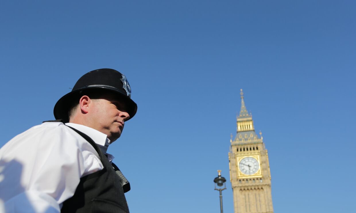 Полицейский у здания Парламента в Лондоне