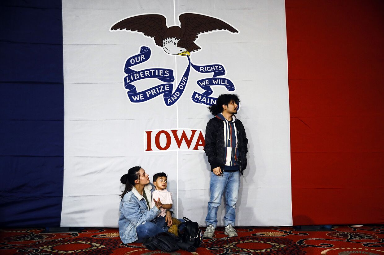 Посетители предвыборного митинга в Де-Мойне, штат Айова, США