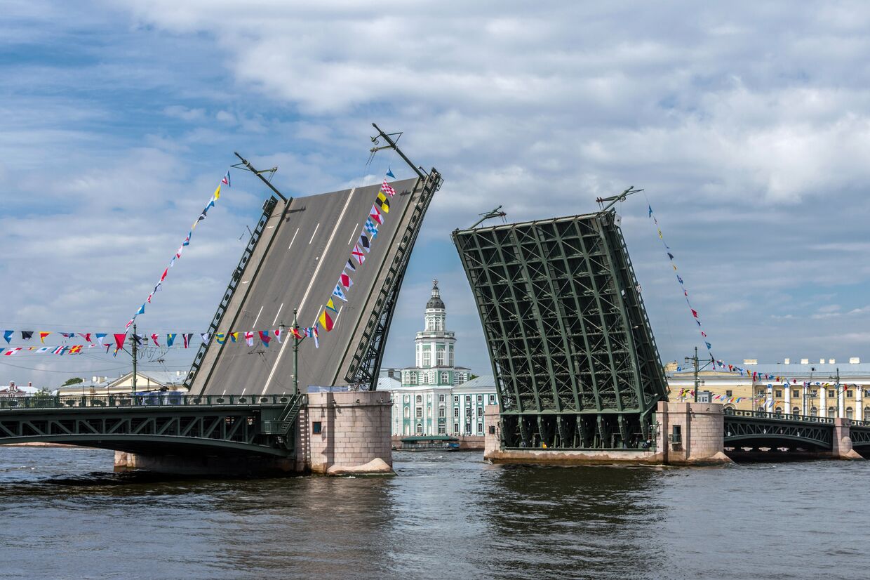 Разведённый Дворцовый мост в Санкт-Петербурге