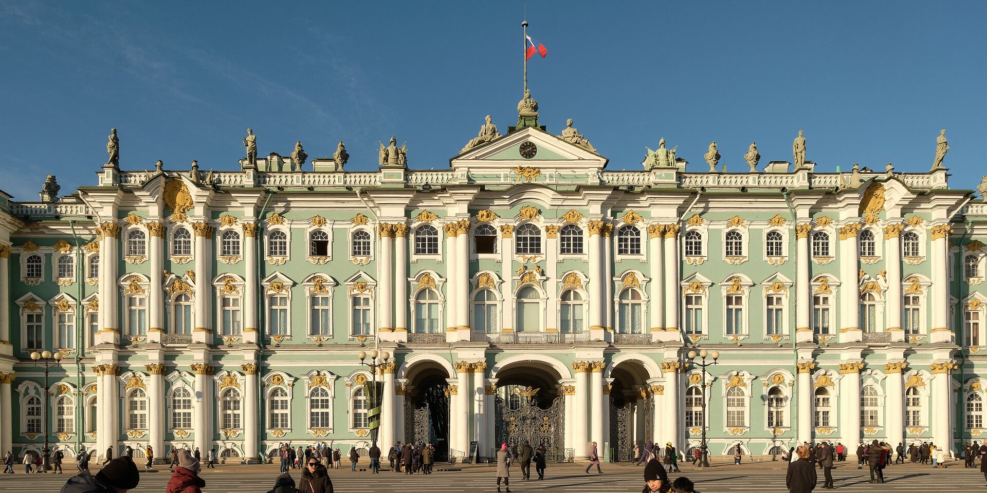 Туристы на Дворцовой площади в Санкт-Петербурге - ИноСМИ, 1920, 11.08.2025