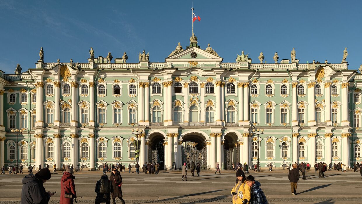 Туристы на Дворцовой площади в Санкт-Петербурге