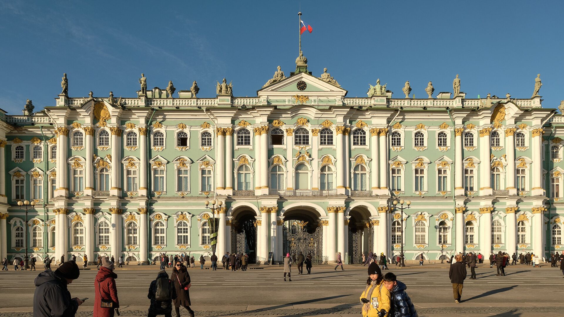 Туристы на Дворцовой площади в Санкт-Петербурге - ИноСМИ, 1920, 11.08.2025