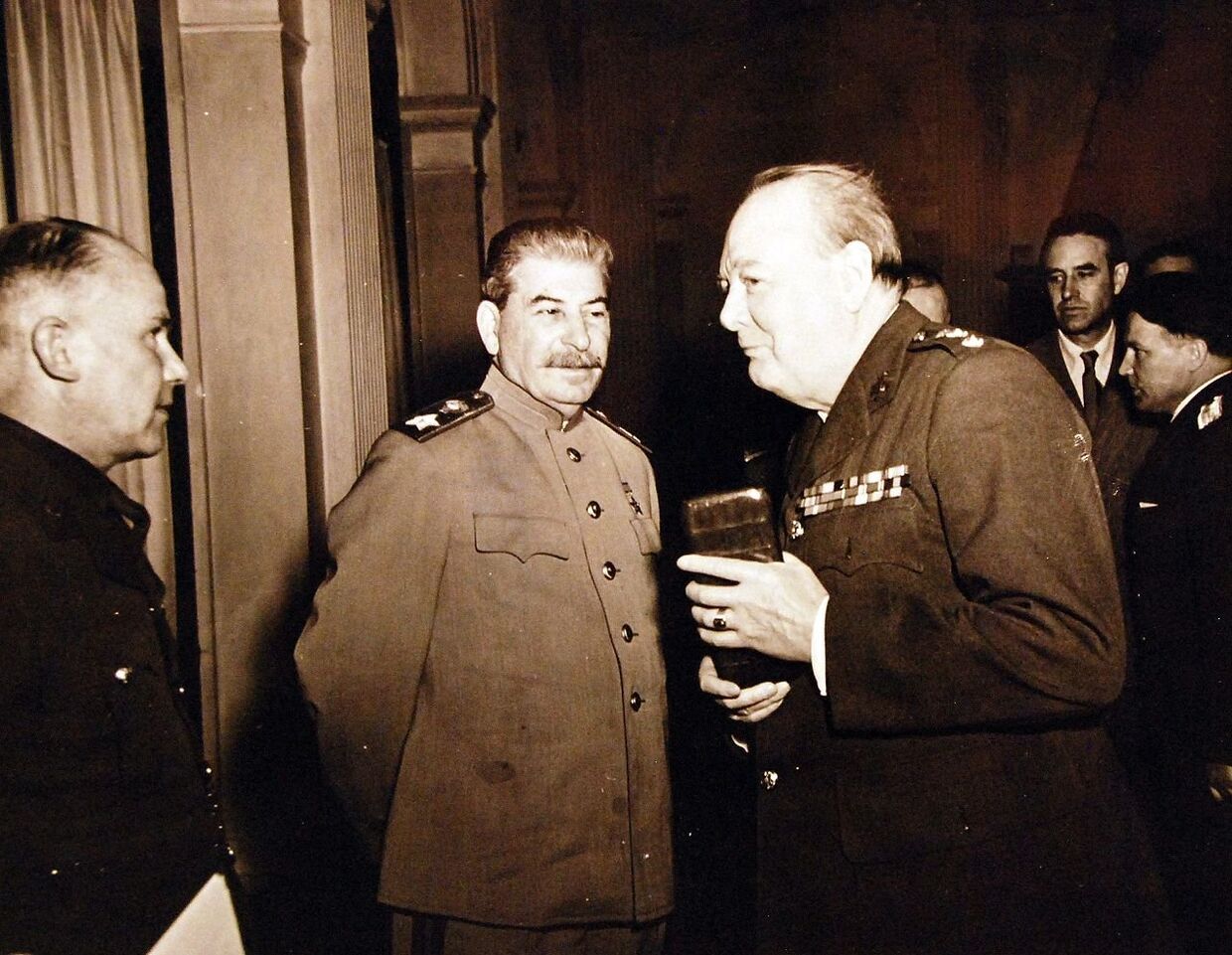 Уинстон Черчилль и Иосиф Сталин во время исторической конференции в Ялте феврале 1945 года