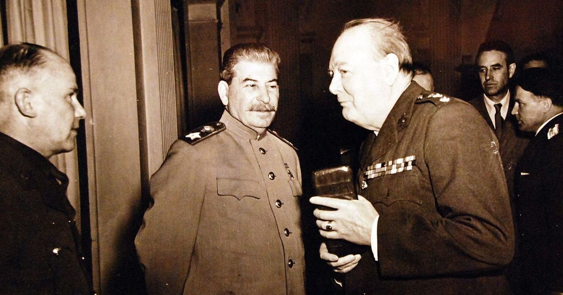 Уинстон Черчилль и Иосиф Сталин во время исторической конференции в Ялте феврале 1945 года - ИноСМИ, 1920, 25.05.2021