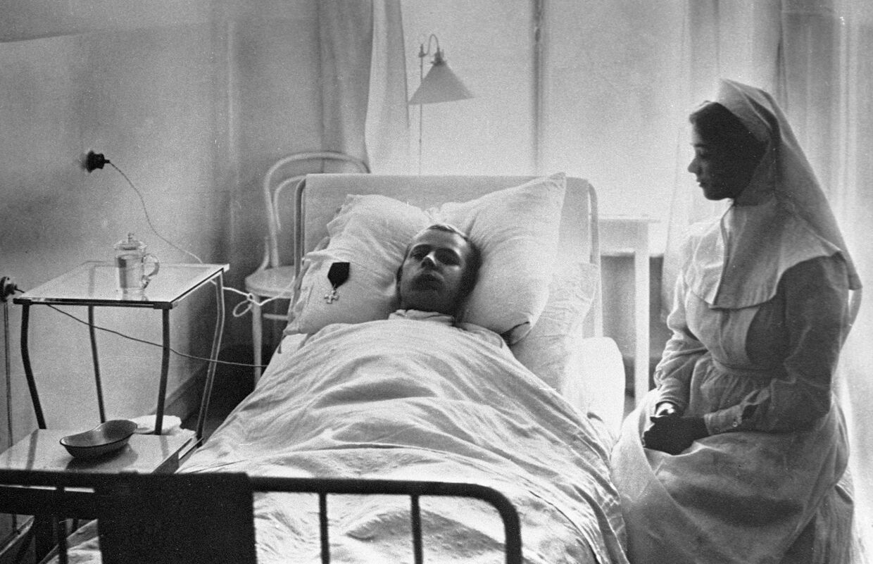 Медицинская сестра у постели раненого в эвакуационном лазарете императрицы Марии Федоровны