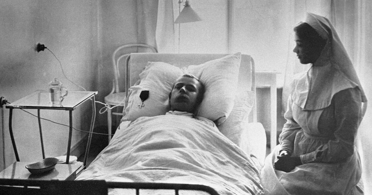 Медицинская сестра у постели раненого в эвакуационном лазарете императрицы Марии Федоровны