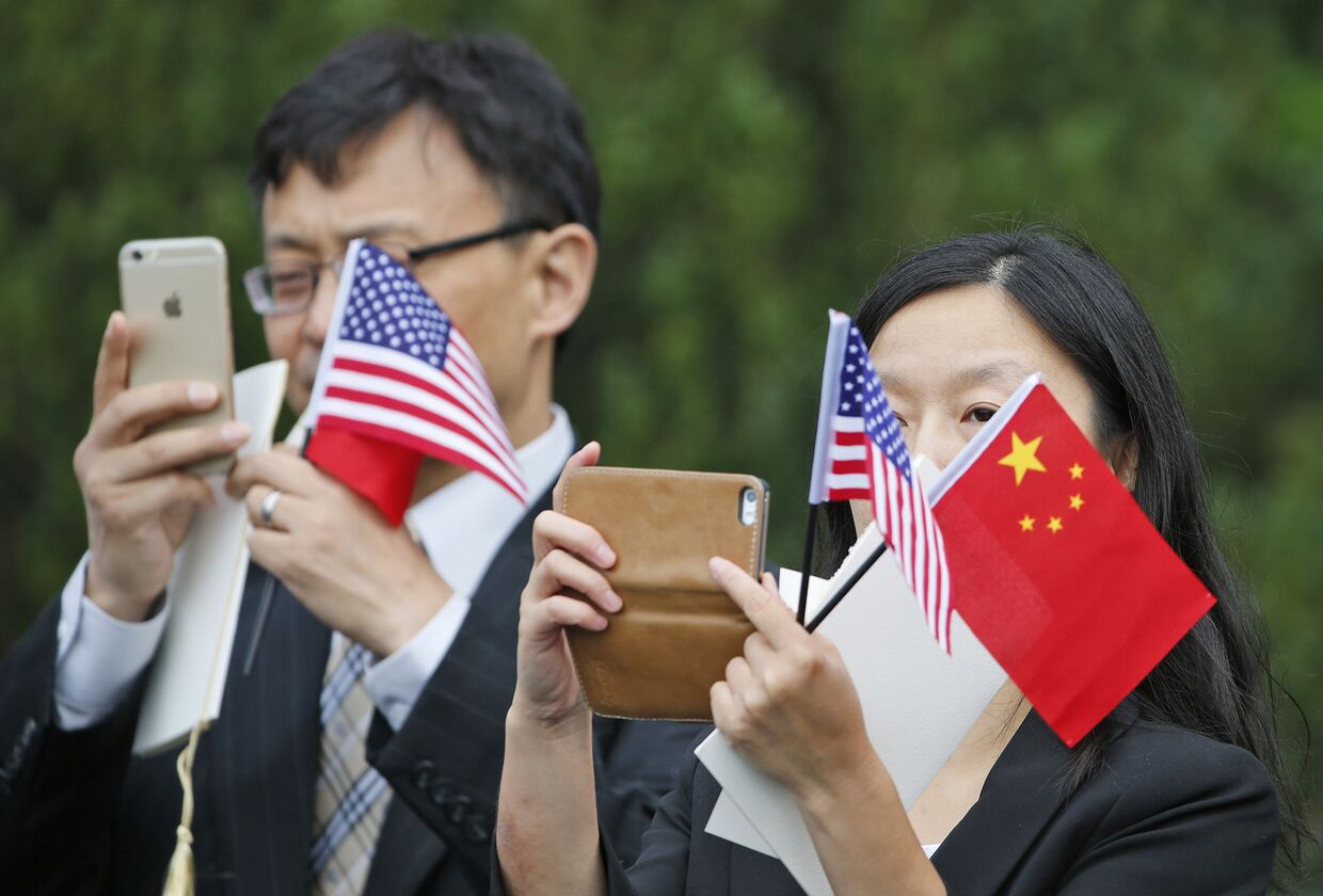 Зрители в ожидании прибытия председателя КНР Си Цзиньпина в Вашингтоне