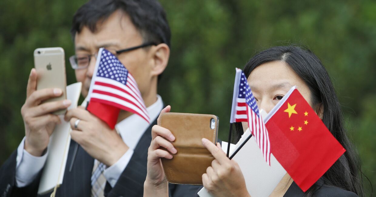 Зрители в ожидании прибытия председателя КНР Си Цзиньпина в Вашингтоне