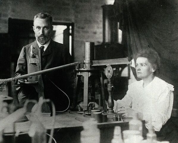 Мария и Пьер Кюри в своей лаборатории