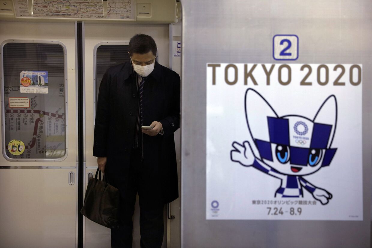 Плакат Олимпийских игр Токио-2020 в метро Токио