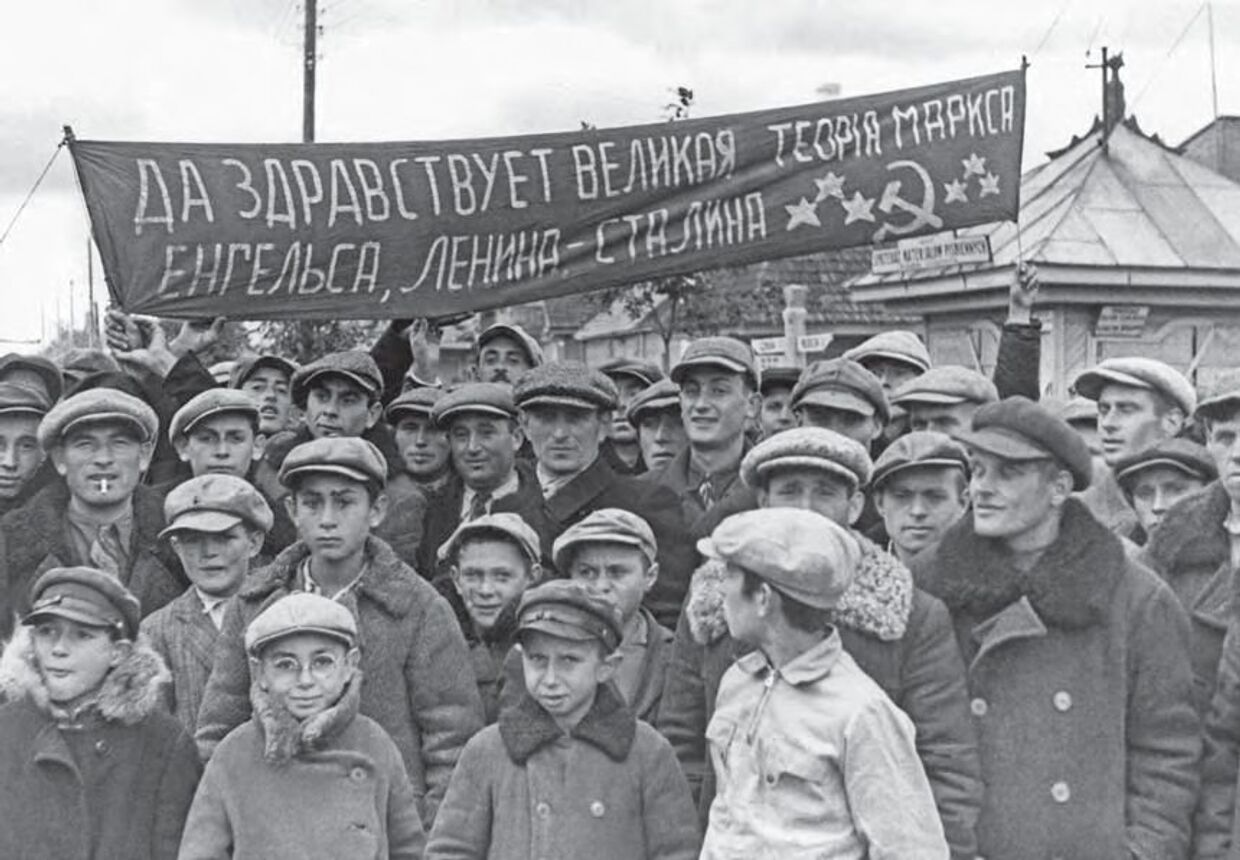 Западные белорусы приветствуют Красную Армию. 1939 год.