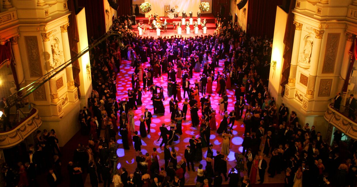 Танцующие пары на балу в дрезденской Опере, Германия